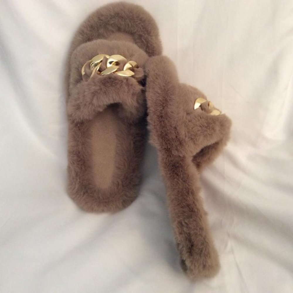 Beige Faux Fur fluffy Slippers NWOB with Gold Chain non-slip rubber soles size 7 - Picture 2 of 8